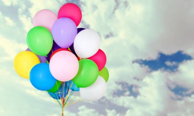 Arkaplanda renkli balonlar var.