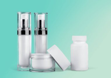 set üzerinde açık renkli kozmetik ürünleri 