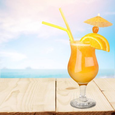 yakın çekim cam masada lezzetli taze portakal suyu