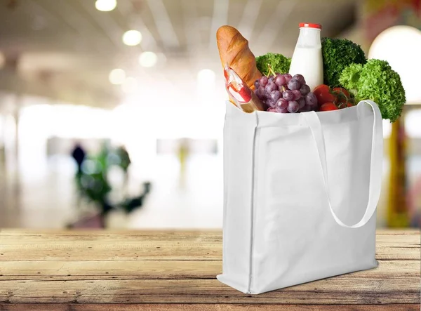 Alışveriş çantası masada bakkal ürünleri ile