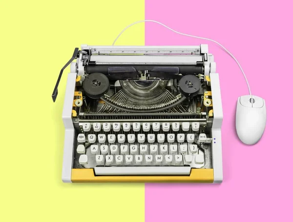 Typemachine Ouderwetse Retro Oude Schrijfmachine Roze Gele Achtergrond — Stockfoto