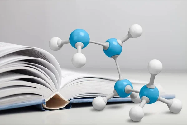 Molekylstruktur Modell Och Öppnade Boken — Stockfoto