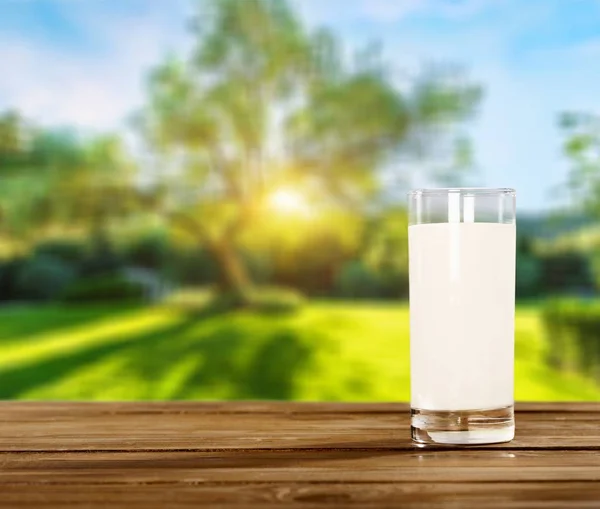 Vaso Leche Fresca Sobre Fondo Borroso —  Fotos de Stock