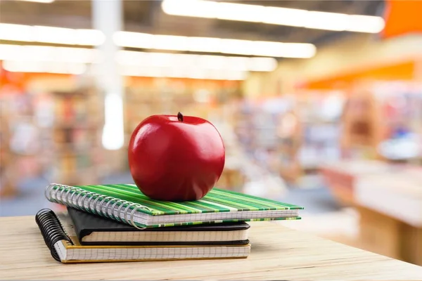 Stapel Bunter Notizbücher Schreibwaren Und Äpfel — Stockfoto