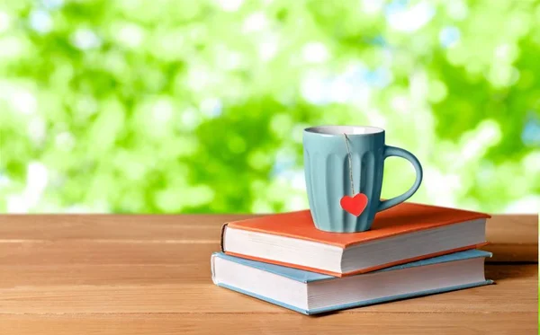 Bücherstapel Mit Teetasse Auf Dem Tisch — Stockfoto