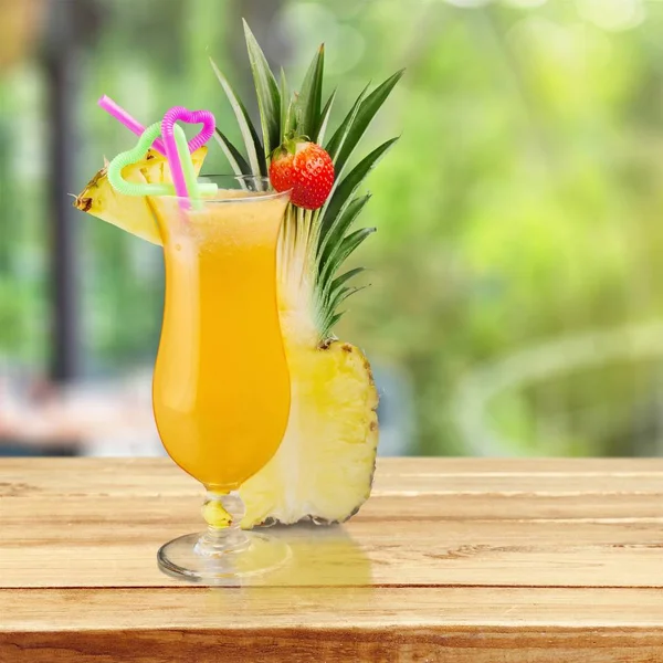 Ananas Cocktail Met Sinaasappel Aardbei Garnituur — Stockfoto