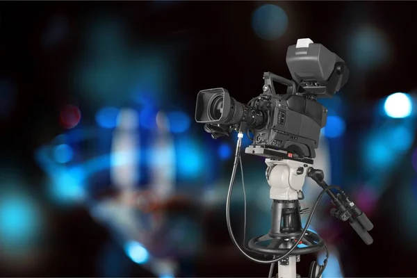 Professionelle Videokamera Auf Verschwommenem Hintergrund — Stockfoto