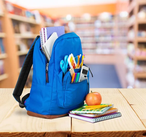 Mochila Escolar Con Papelería Mesa Madera —  Fotos de Stock