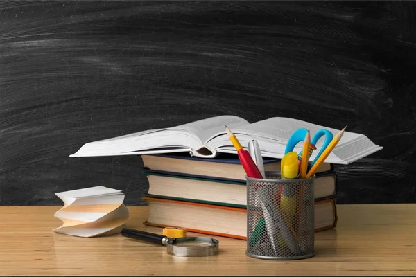 Stapel Bücher Und Bleistifte Gegen Tafel Bildungshintergrund — Stockfoto