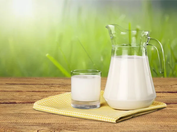 Glas Mjölk Och Kanna Träbord — Stockfoto