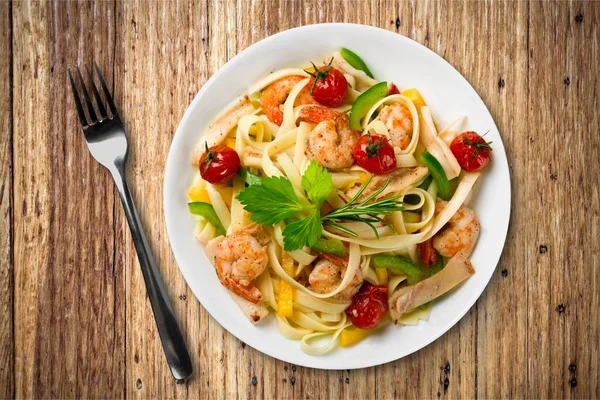 Delicious Italian Pasta Shrimps Tomatoes White Plate — Stock Photo, Image