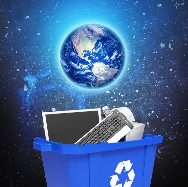 Recyklingu Pojęcia Bin Wypełnione Stare Odpady Recyklingu Dnia Komputerów — Zdjęcie stockowe