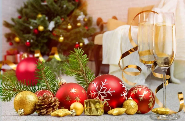 Verres Flûte Champagne Décoration Noël Sur Fond Lumineux — Photo