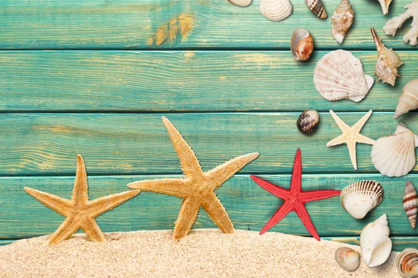 Conchiglie Stelle Marine Sulla Spiaggia Sabbia Sfondo Tavole Legno Blu — Foto Stock