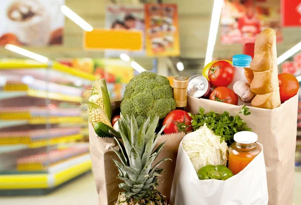 Taze Sebze Meyveler Süpermarkette Sağlıklı Gıda Ile Kağıt Torbalar — Stok fotoğraf