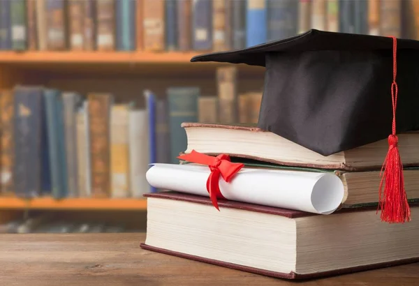 Chapéu Graduação Livros Diploma Mesa Madeira — Fotografia de Stock