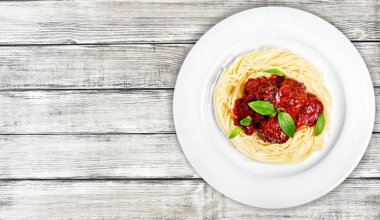 Ahşap masa üzerinde domatesli spagetti makarna 