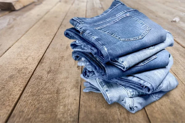 Stack Denim Jeans Trä Bakgrund — Stockfoto