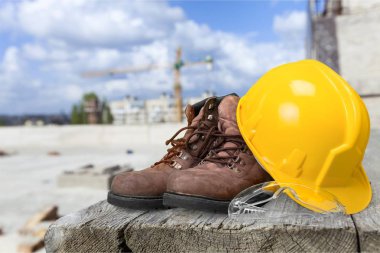 kask ve iş botları ahşap tablo