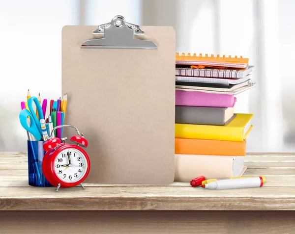 Composição Papelaria Escolar Maçã Fundo Madeira — Fotografia de Stock