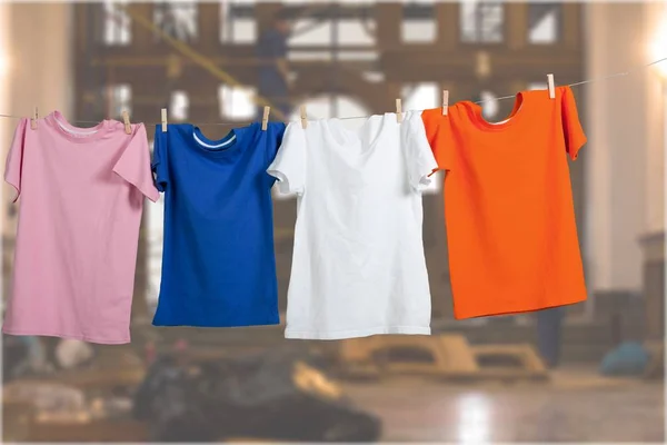 Shirts Clothes Line Agaist Fundo Embaçado — Fotografia de Stock