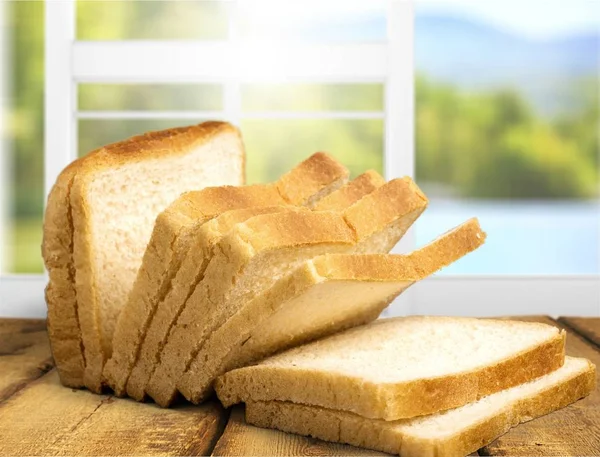 Brot Scheiben Auf Holztisch — Stockfoto