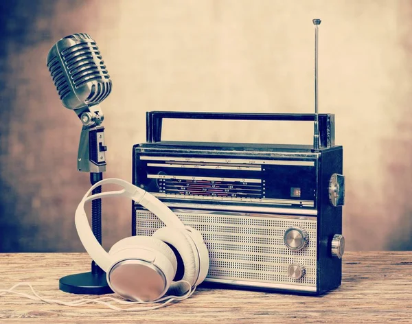 レトロ スタイルのラジオ マイク ヘッドフォン — ストック写真