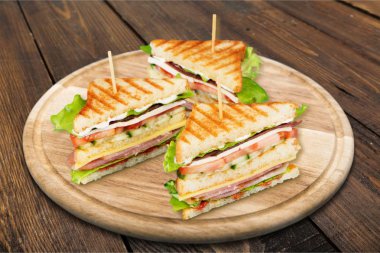 Sandviç hızlı akşam yemeği için ızgara yarısı