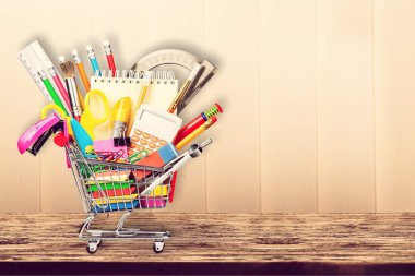 Alışveriş sepeti içinde okul Kırtasiye kompozisyon