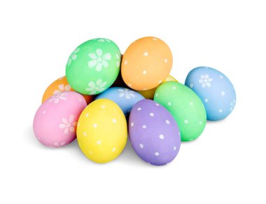 Beyaz arka plan üzerinde renkli boyalı Paskalya yumurtaları 