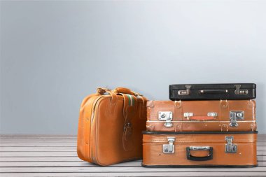 arka plan üzerinde güzel renkli bavul 