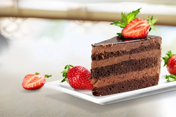 Stück Leckerer Schokoladenkuchen Mit Erdbeeren — Stockfoto