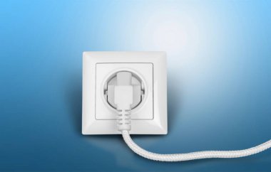 beyaz elektrik fişi elektrik prizine içinde 