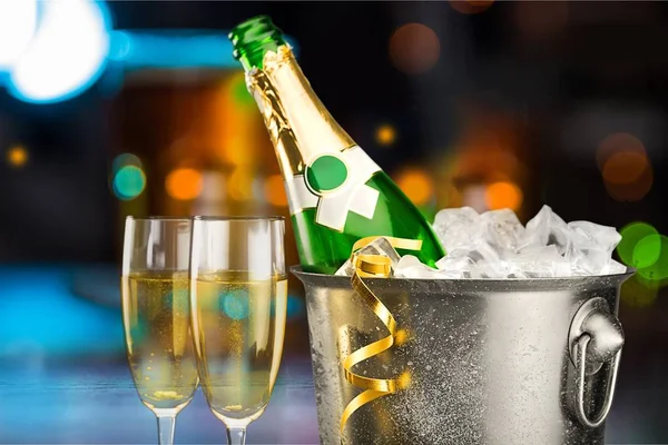 Dvě Sklenice Šampaňského Láhev Pozadí — Stock fotografie