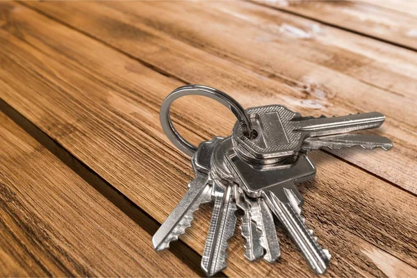 Toetsen op houten tafel — Stockfoto