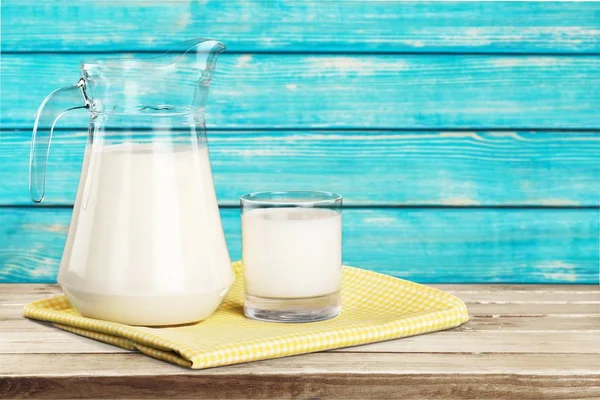 Glas Milch und Krug — Stockfoto