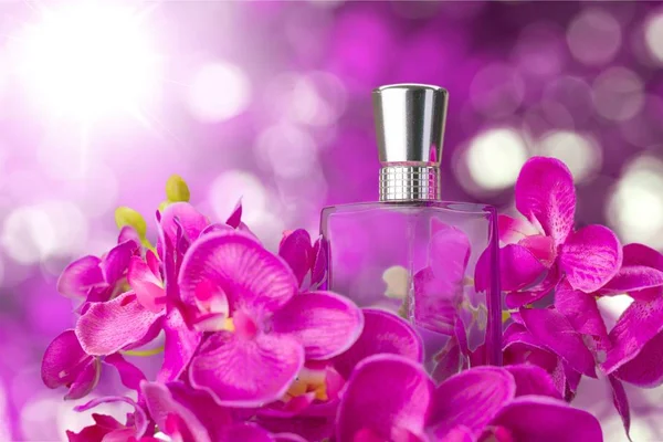 Flacon de parfum et fleurs — Photo