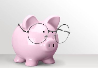 Kumbara ahşap arka plan üzerinde izole gözlük