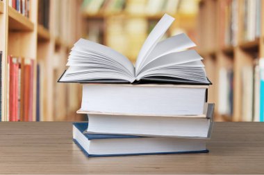 Arka plan üzerinde izole kitap yığını 