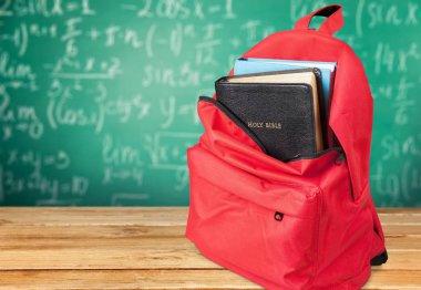 Kutsal İncil kitap okul sırt çantası içinde