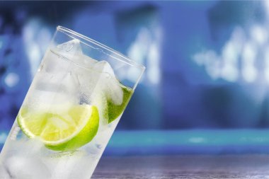 Taze Mojito cam yakın çekim görünümünde kokteyl