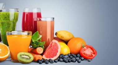 Taze meyve ile çeşitli sağlıklı meyve suları