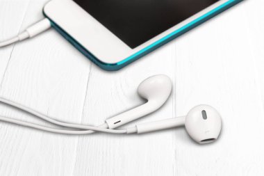 Hareket eden telefon ve kulaklık 