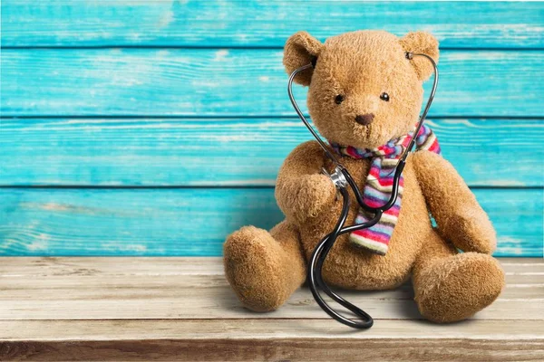 泰迪熊和听诊器 健康理念 — 图库照片