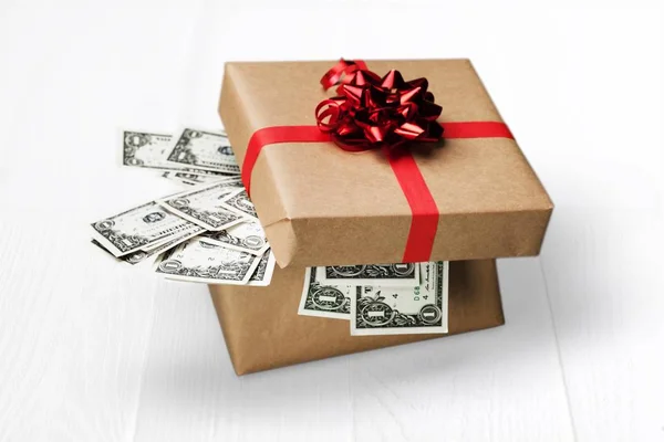 Подарочная Коробка Деньгами Изолированы Белом Фоне — стоковое фото
