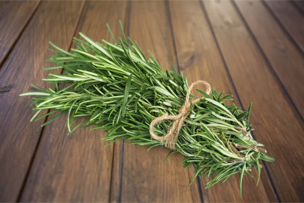 Erbe Fresche Rosmarino Sfondo Legno — Foto Stock