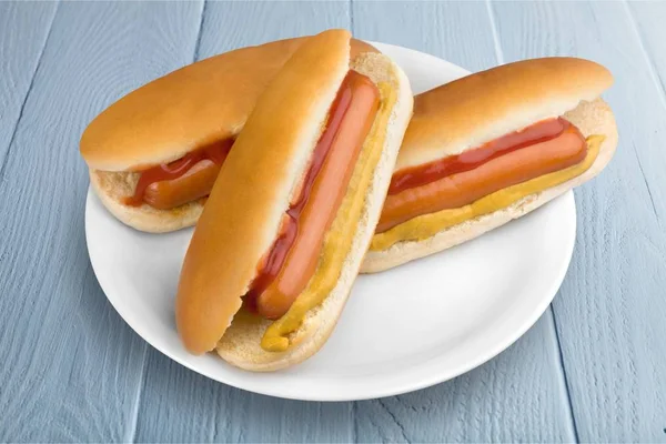 Maukkaita hot dogeja lautasella — kuvapankkivalokuva
