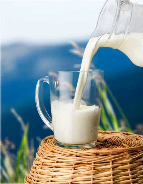 Milch Gießt Glas Nahaufnahme — Stockfoto