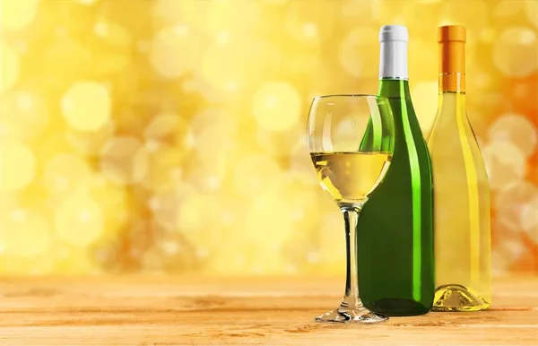 Primer Plano Del Sabroso Vino Blanco Vaso Botellas — Foto de Stock