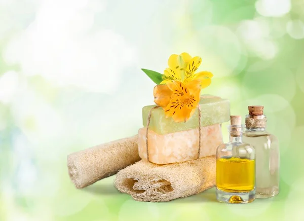 Wellness Behandlungskonzept Handtücher Flaschen Mit Kosmetika Und Seife — Stockfoto